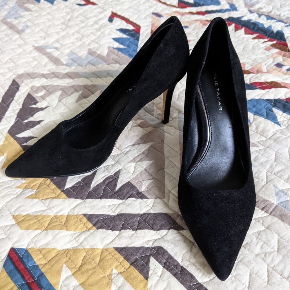 Tahari Black Suede Pumps (37)